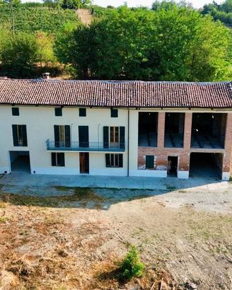 Cascina Piemontese libera su 3 lati. 