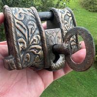 Antico lucchetto a slitta rivettato e ben inciso