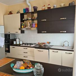 Cucina completa di penisola e sgabelli