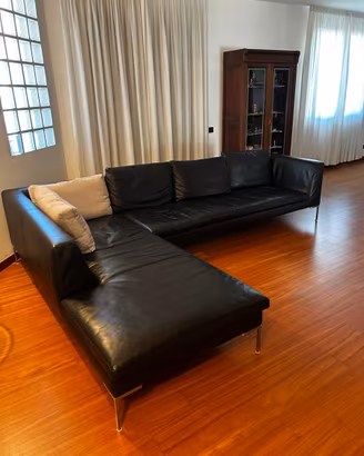 Divano B&B Italia “Charles” in pelle nera