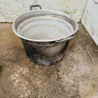 Antica padella ad uso arredo giardino.