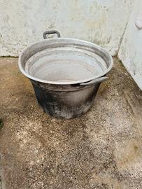 Antica padella ad uso arredo giardino.