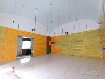 Locale comm. in centro