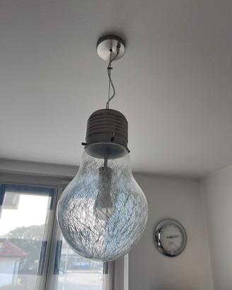 Lampadario sospeso effetto lampadina gigante