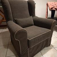 1 poltrona grigia con cuscino