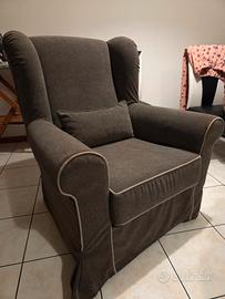 1 poltrona grigia con cuscino