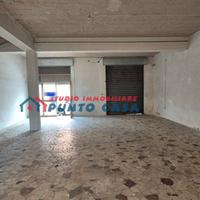 PRESSI VIA VILLA ROSINA - Magazzino/garage 120mq