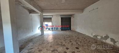 PRESSI VIA VILLA ROSINA - Magazzino/garage 120mq