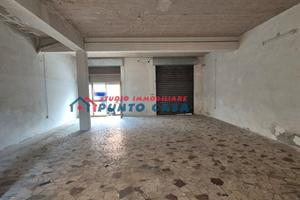 PRESSI VIA VILLA ROSINA - Magazzino/garage 120mq