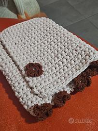 Borsa all'uncinetto fatta a mano