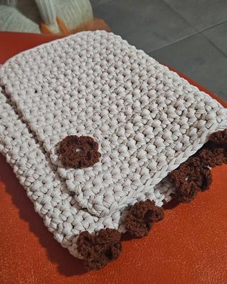 Borsa all'uncinetto fatta a mano