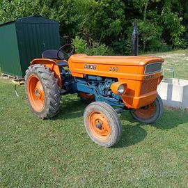 Trattore FIAT 250