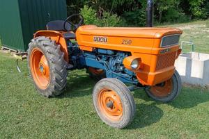 Trattore FIAT 250