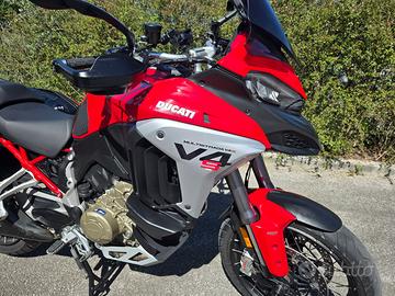 Ducati v4 s Travel & Radar full optional
