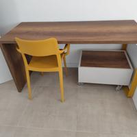 Scrivania/tavolo, sedia, box carrellato