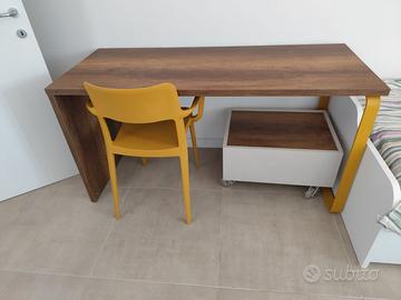 Scrivania/tavolo, sedia, box carrellato