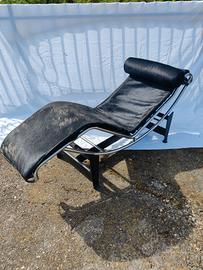 Chaise Longue di Le Corbusier cavallino nero 