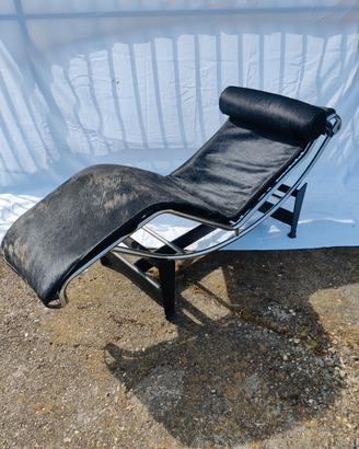 Chaise Longue di Le Corbusier cavallino nero 