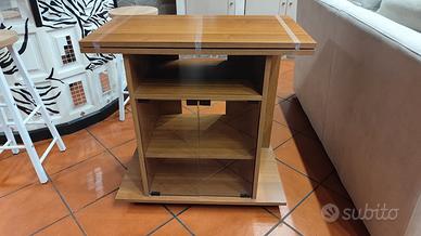 Mobile porta TV con piano girabile e sportelli.