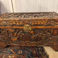 Cassapanca orientale intagliata canfora anni ’50
