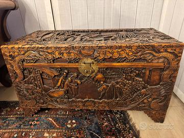 Cassapanca orientale intagliata canfora anni ’50
