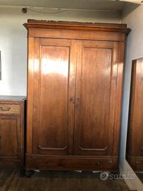 Armadio antico in noce