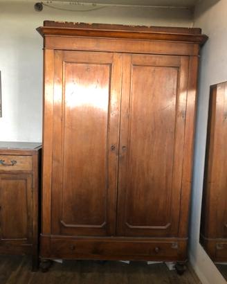 Armadio antico in noce