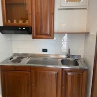 Cucina con frigo 2 piastre elettriche e cappa