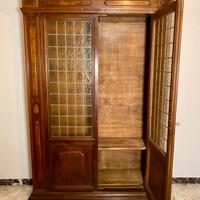 Armadio antico in noce massello e vetri piombati