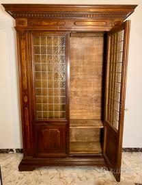 Armadio antico in noce massello e vetri piombati