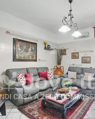 Villa di 300 m² con più di 5 locali e box auto a T