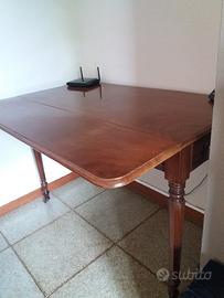 Tavolo a ribalta in mogano