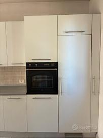 cucina bianca con elettrodomestici 