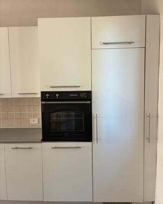 cucina bianca con elettrodomestici 
