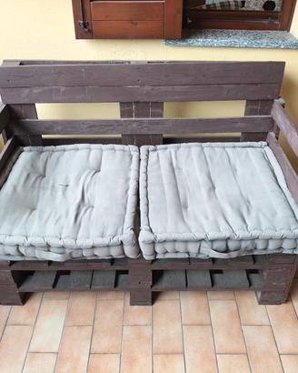 Divano in legno con cuscini da esterno 