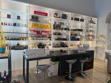 Arredamento completo negozio di profumeria
