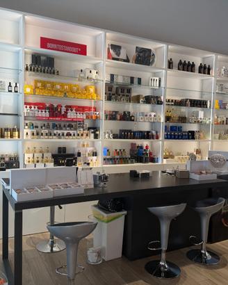 Arredamento completo negozio di profumeria