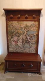 Cassapanca con appendiabiti più quadro arazzo a pa