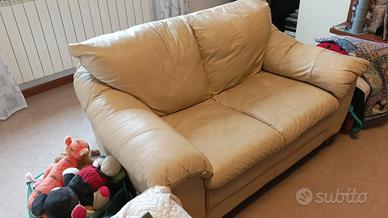 Divano in pelle colore giallo crema