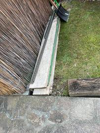 Vecchie traverse in legno ferrovia e assi di legno