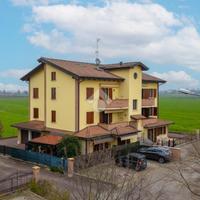 VILLA A SCHIERA A CADELBOSCO DI SOPRA