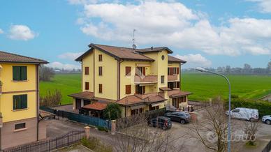 VILLA A SCHIERA A CADELBOSCO DI SOPRA