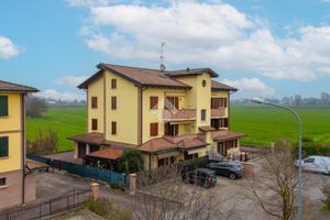 VILLA A SCHIERA A CADELBOSCO DI SOPRA