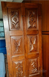 Porta antica in noce intagliata del 600