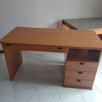 Scrivania in legno con cassetti - buone condizion