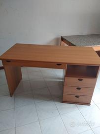 Scrivania in legno con cassetti - buone condizion