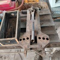 Attrezzo per piegare manualmente i tubi 