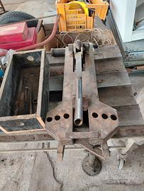 Attrezzo per piegare manualmente i tubi 