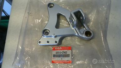 PIASTRA SUPPORTO PEDANA ANT. DX GSX SUZUKI 43510-2