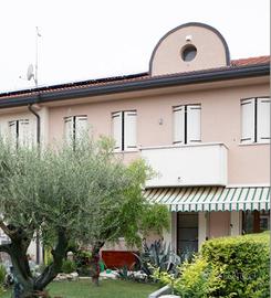 Villetta a schiera di 176 m² con 5 locali e box au
